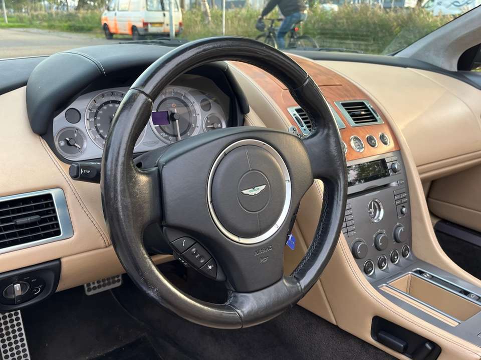 Aston Martin DB9 - Imagem 18