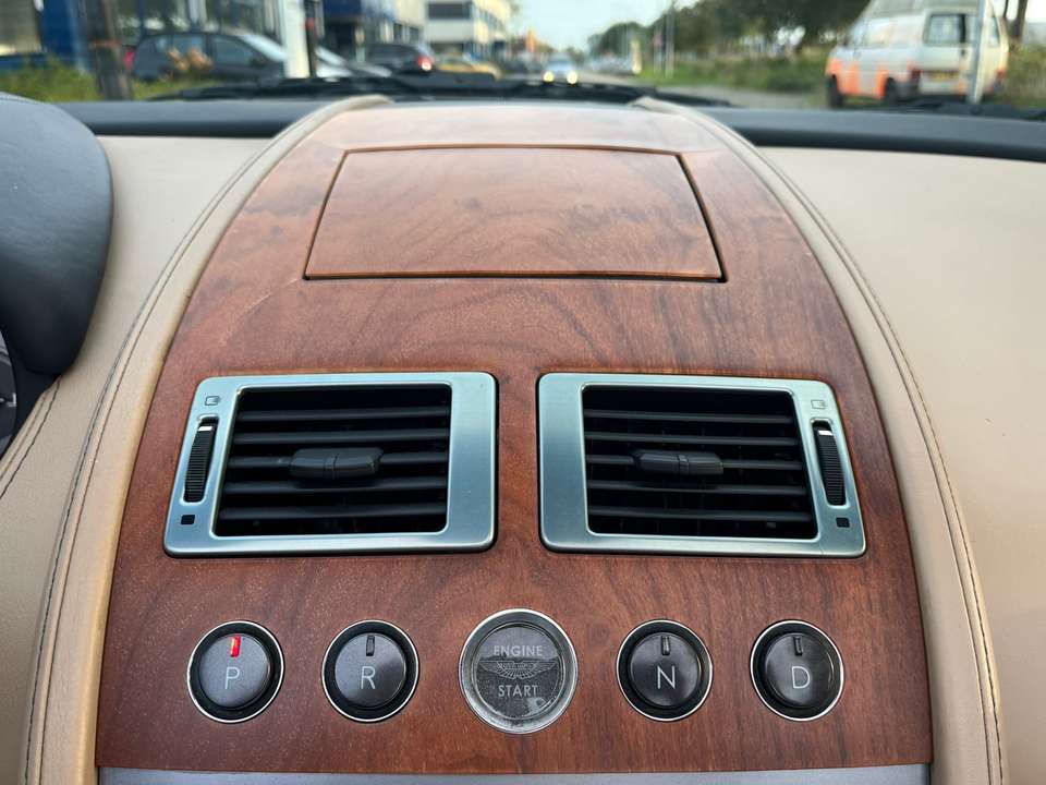 Aston Martin DB9 - Imagem 19