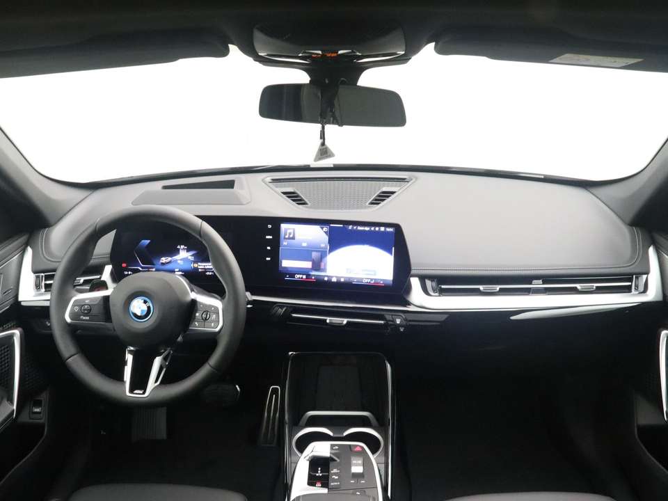 BMW iX1 - Imagem 13