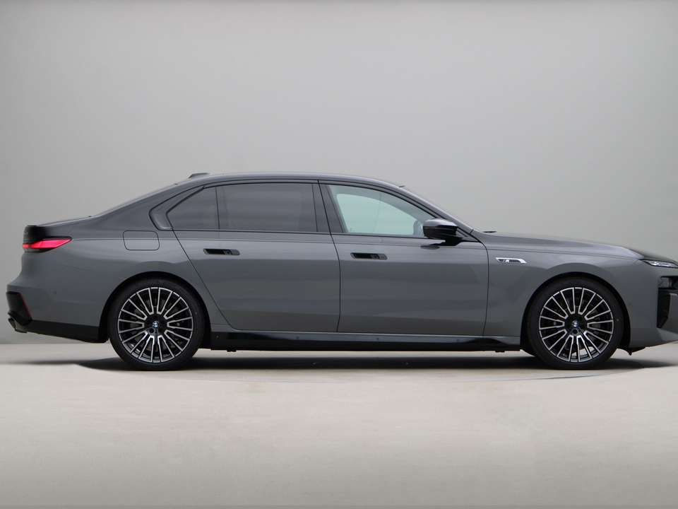 BMW 760 - Imagem 8
