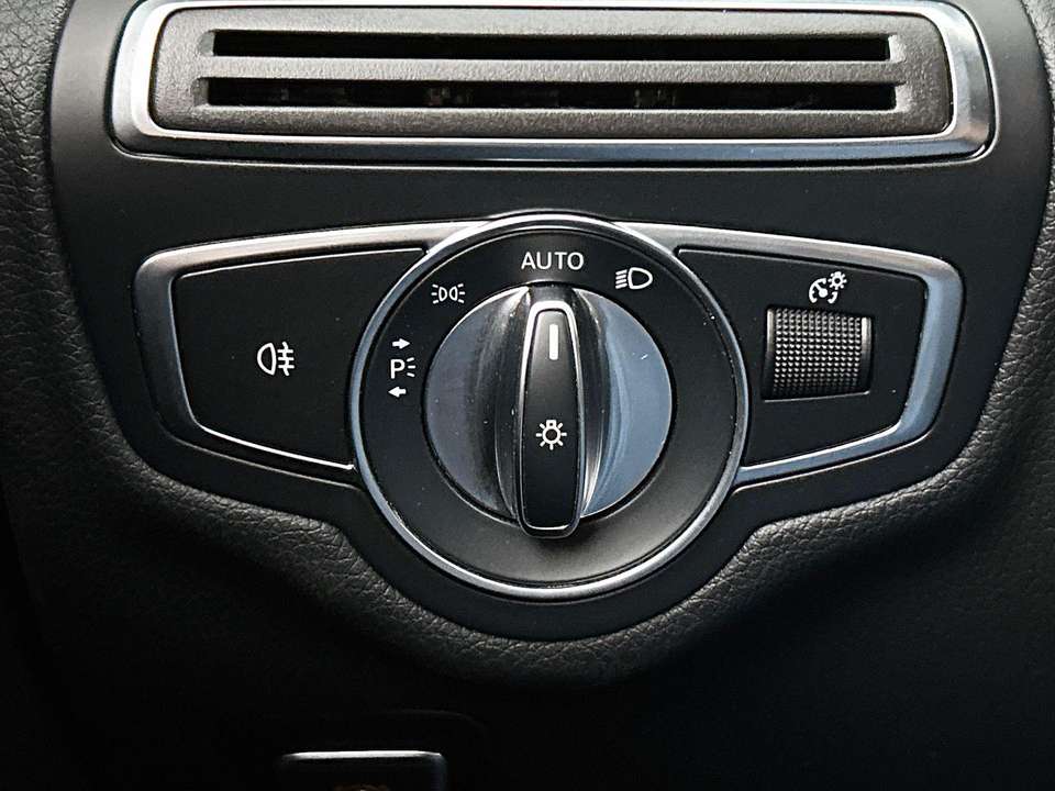 Mercedes-Benz C 300 - Imagem 12