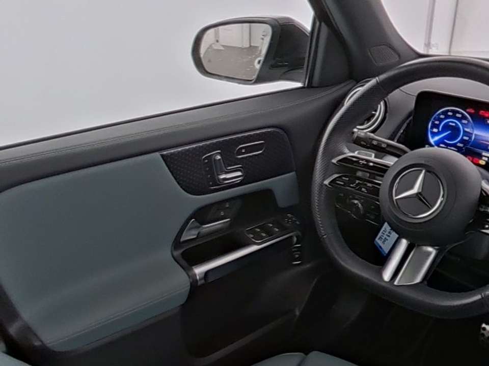 Mercedes-Benz EQB 300 - Imagem 8