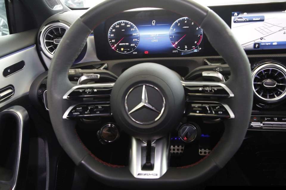 Mercedes-Benz A 45 AMG - Imagem 13