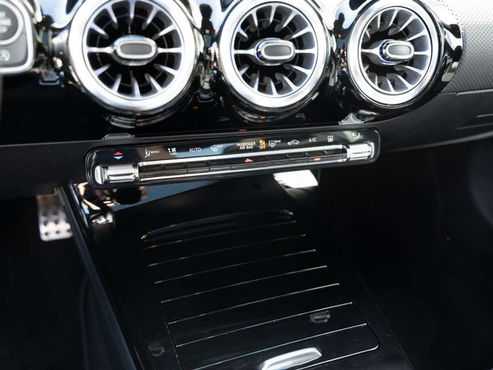 Mercedes-Benz CLA 220 - Imagem 13