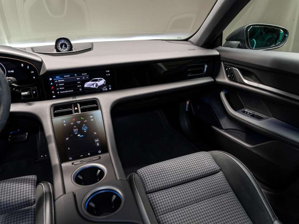 Porsche Taycan - Imagem 11