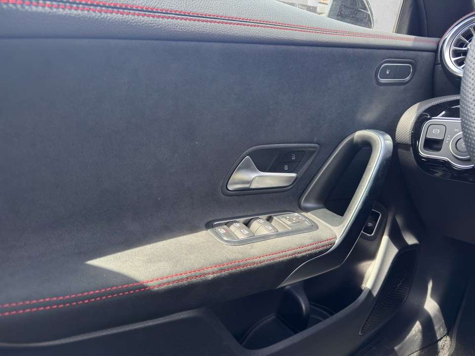 Mercedes-Benz CLA 180 - Imagem 12