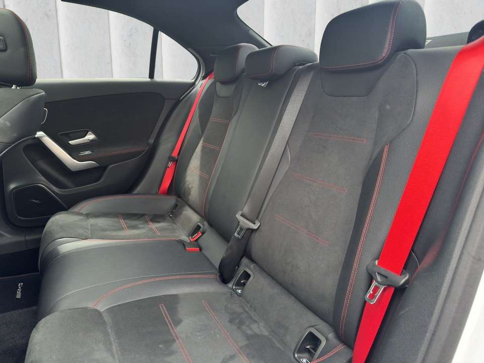 Mercedes-Benz A 35 AMG - Imagem 13