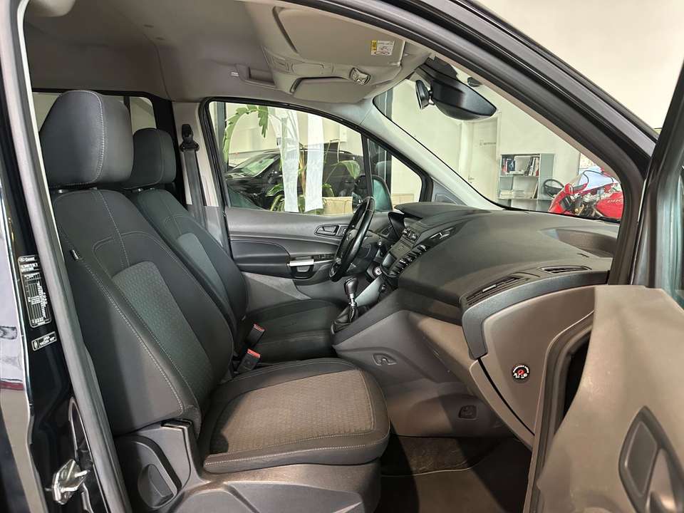 Ford Grand Tourneo - Imagem 11
