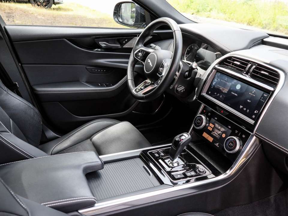 Jaguar XE - Imagem 3