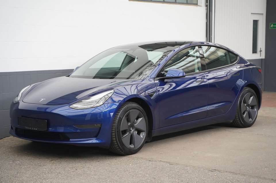 Tesla Model 3 - Imagem 1