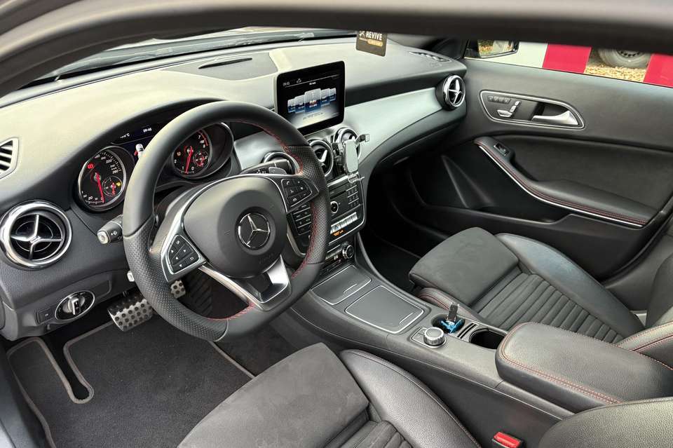 Mercedes-Benz GLA 180 - Imagem 11