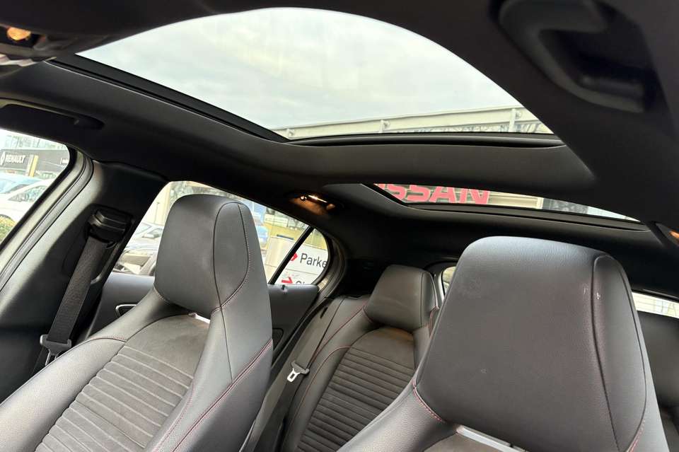 Mercedes-Benz GLA 180 - Imagem 15