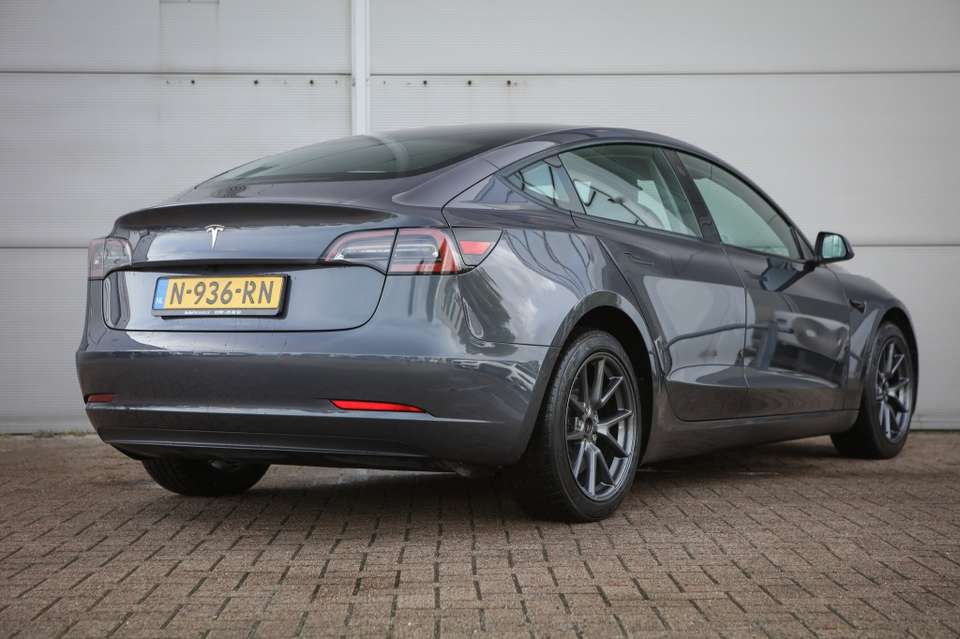 Tesla Model 3 - Imagem 2