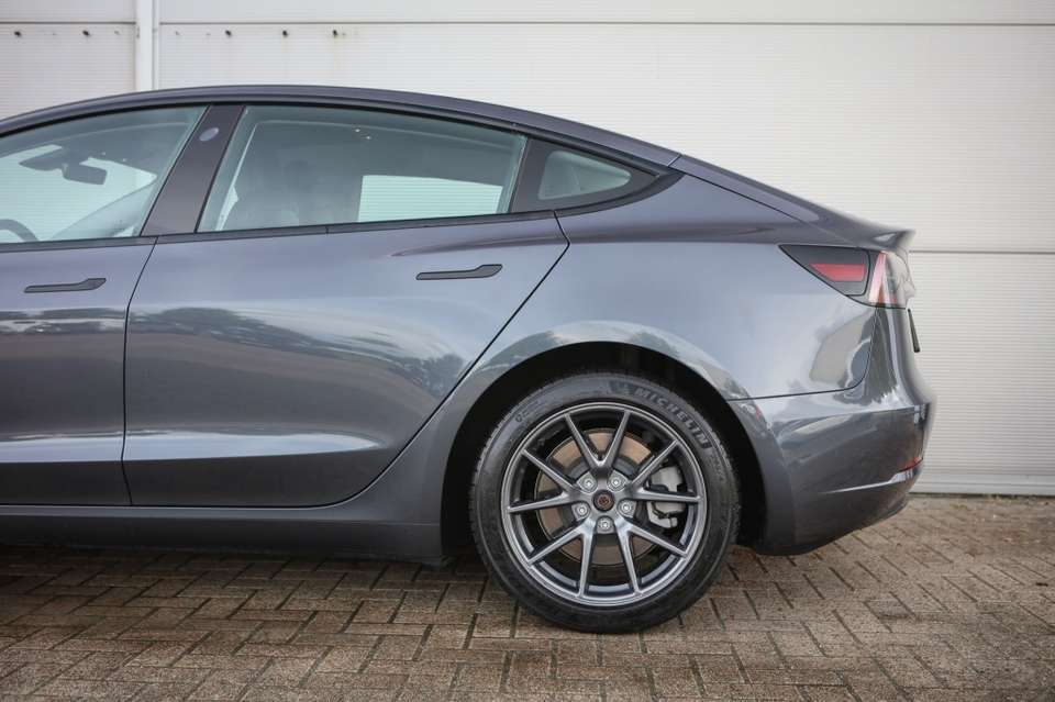 Tesla Model 3 - Imagem 19