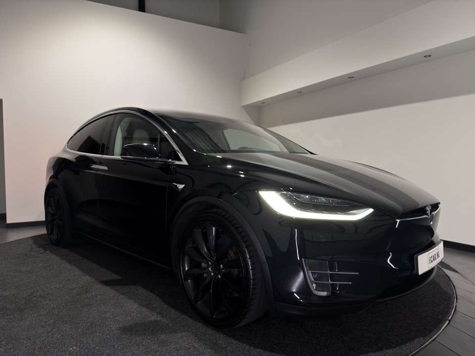 Tesla Model X - Imagem 1