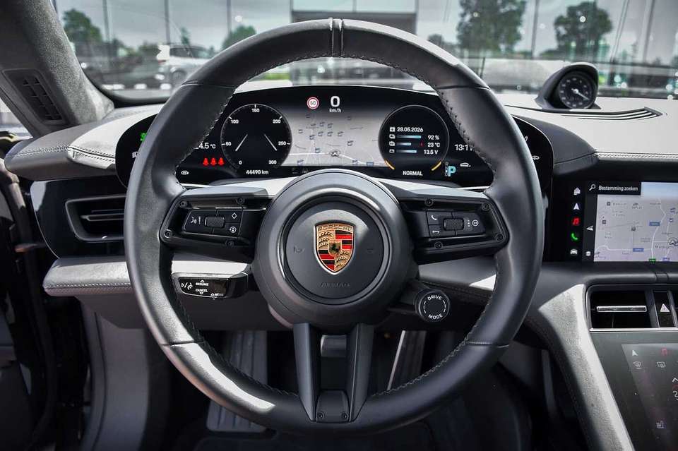 Porsche Taycan - Imagem 12