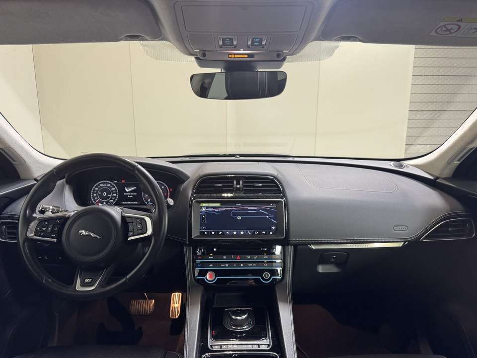 Jaguar F-Pace - Imagem 11
