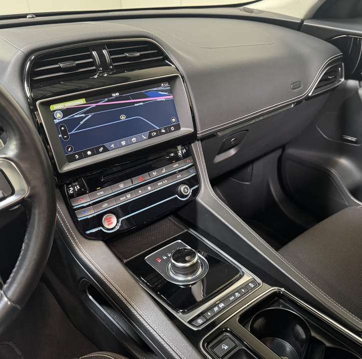 Jaguar F-Pace - Imagem 12