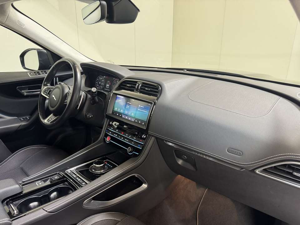 Jaguar F-Pace - Imagem 13