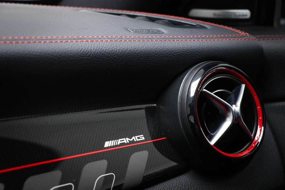 Mercedes-Benz CLA 45 AMG - Imagem 11