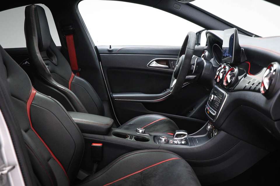 Mercedes-Benz CLA 45 AMG - Imagem 13