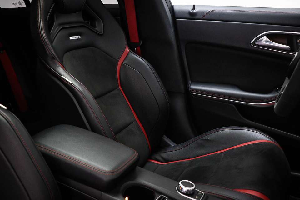 Mercedes-Benz CLA 45 AMG - Imagem 15
