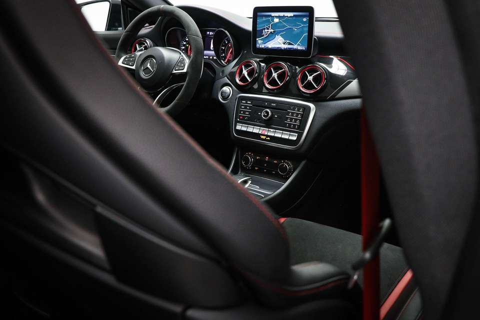 Mercedes-Benz CLA 45 AMG - Imagem 19