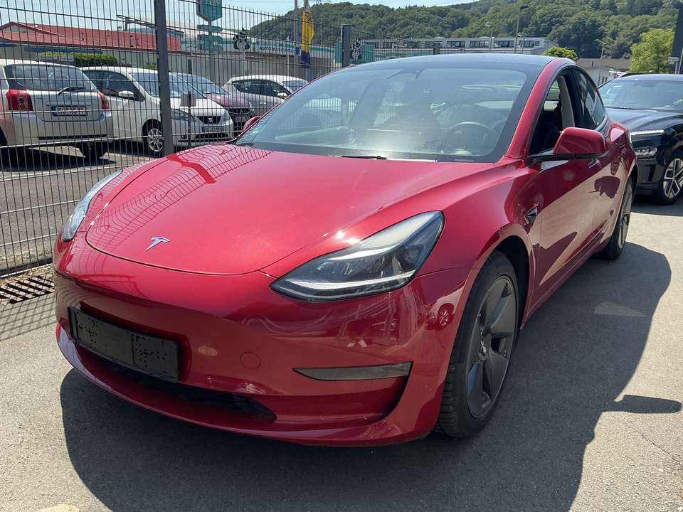 Tesla Model 3 - Imagem 1