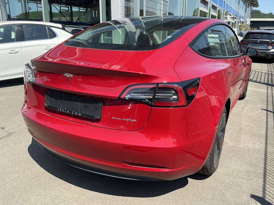 Tesla Model 3 - Imagem 2