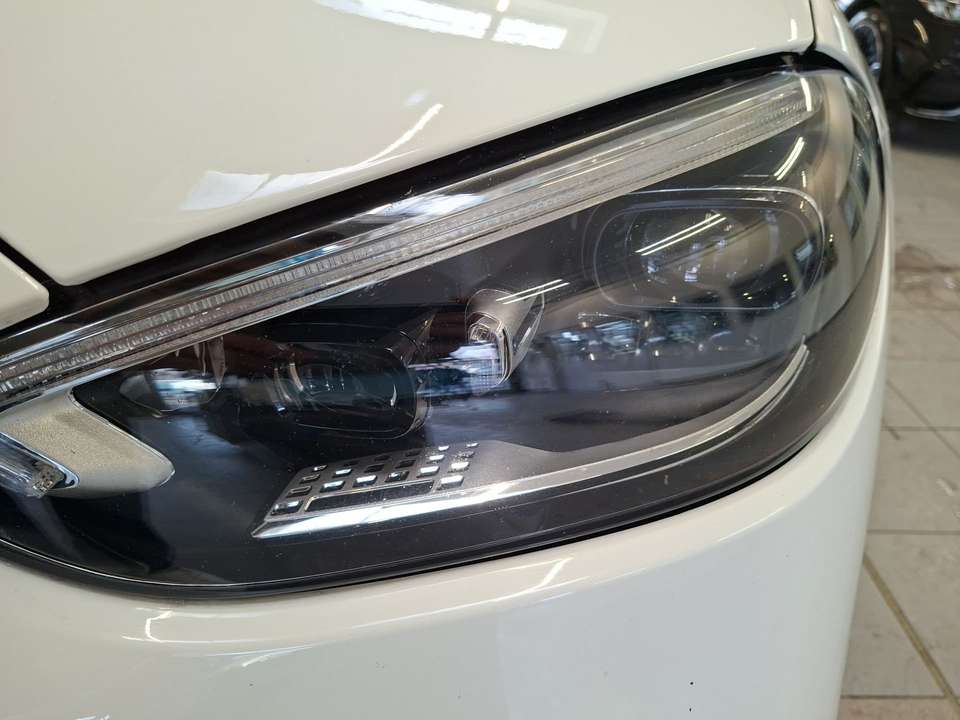 Mercedes-Benz C 300 - Imagem 13