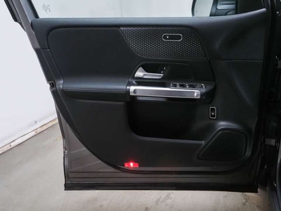 Mercedes-Benz EQB 300 - Imagem 6