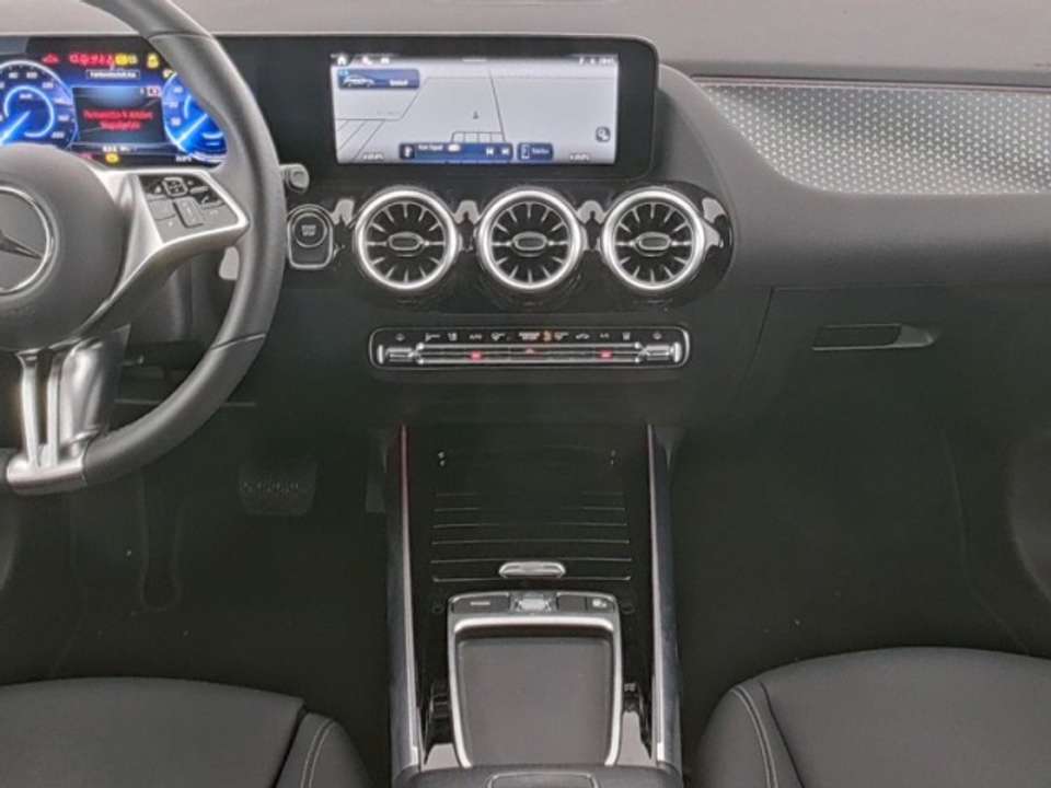 Mercedes-Benz EQA 300 - Imagem 6