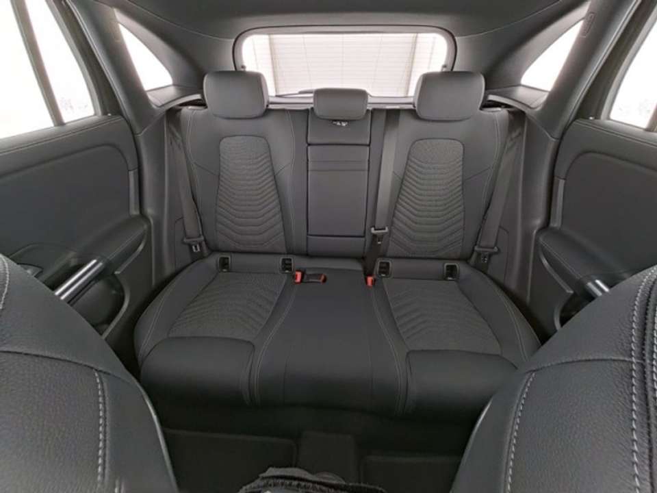 Mercedes-Benz EQA 300 - Imagem 9