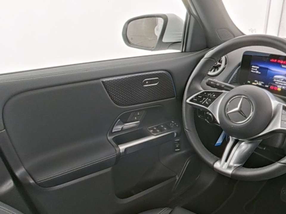 Mercedes-Benz EQB 300 - Imagem 9