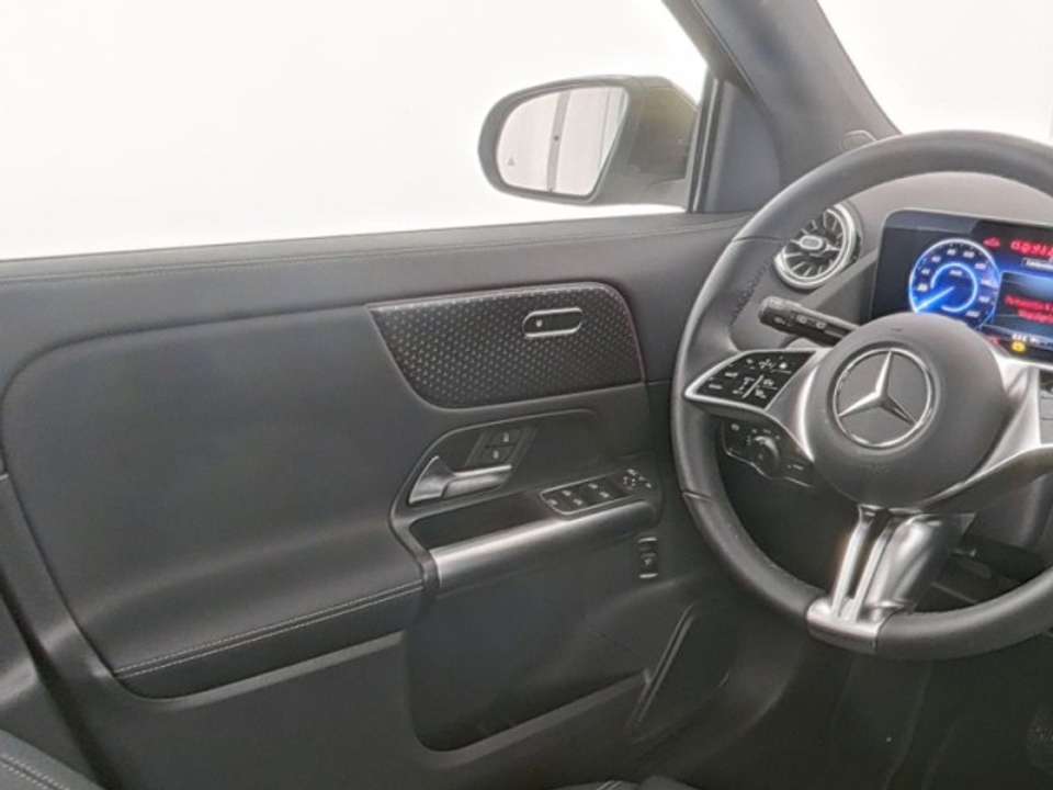 Mercedes-Benz EQA 300 - Imagem 10