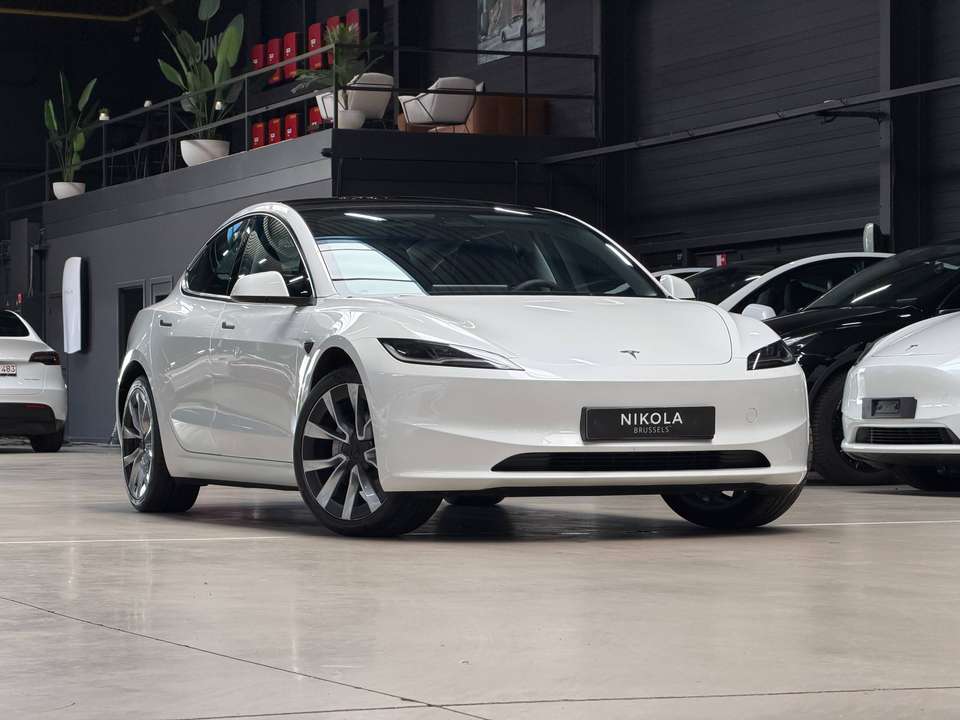 Tesla Model 3 - Imagem 1