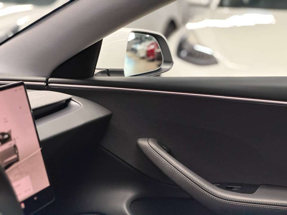 Tesla Model 3 - Imagem 11