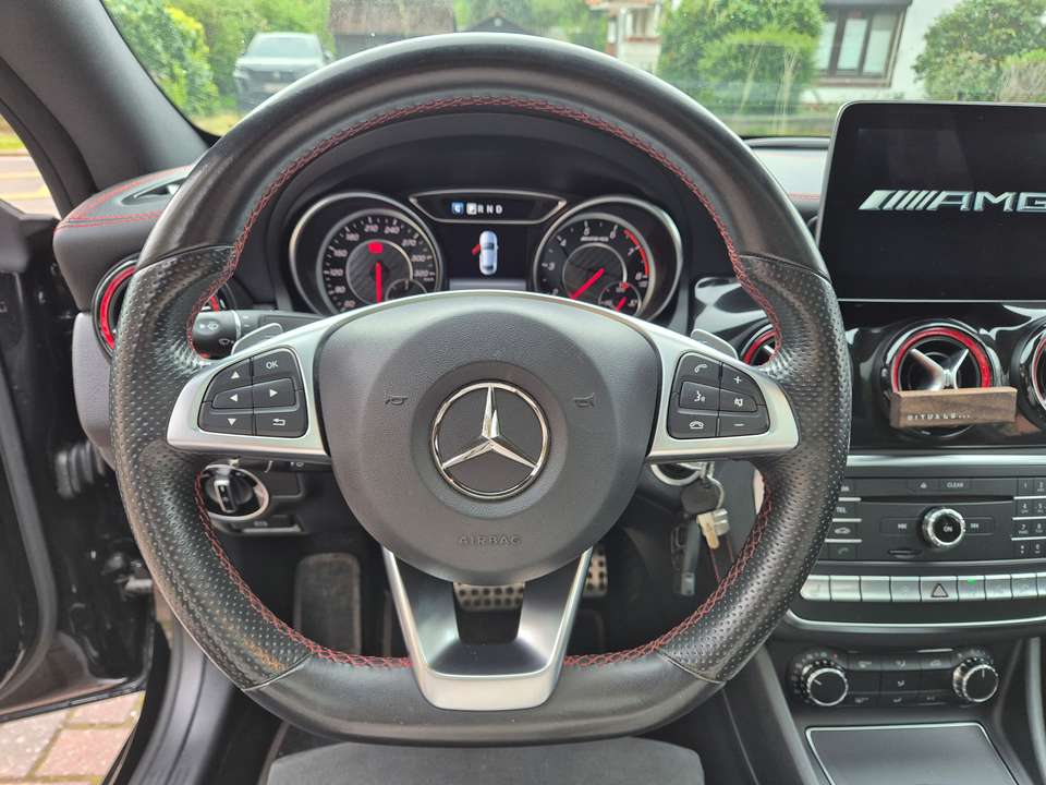 Mercedes-Benz CLA 45 AMG - Imagem 11