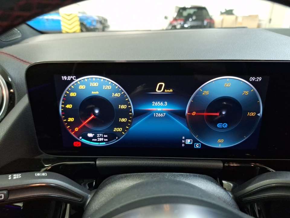 Mercedes-Benz EQA 300 - Imagem 14