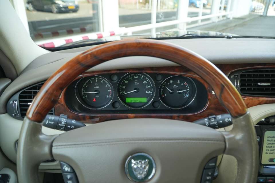 Jaguar XJ - Imagem 12