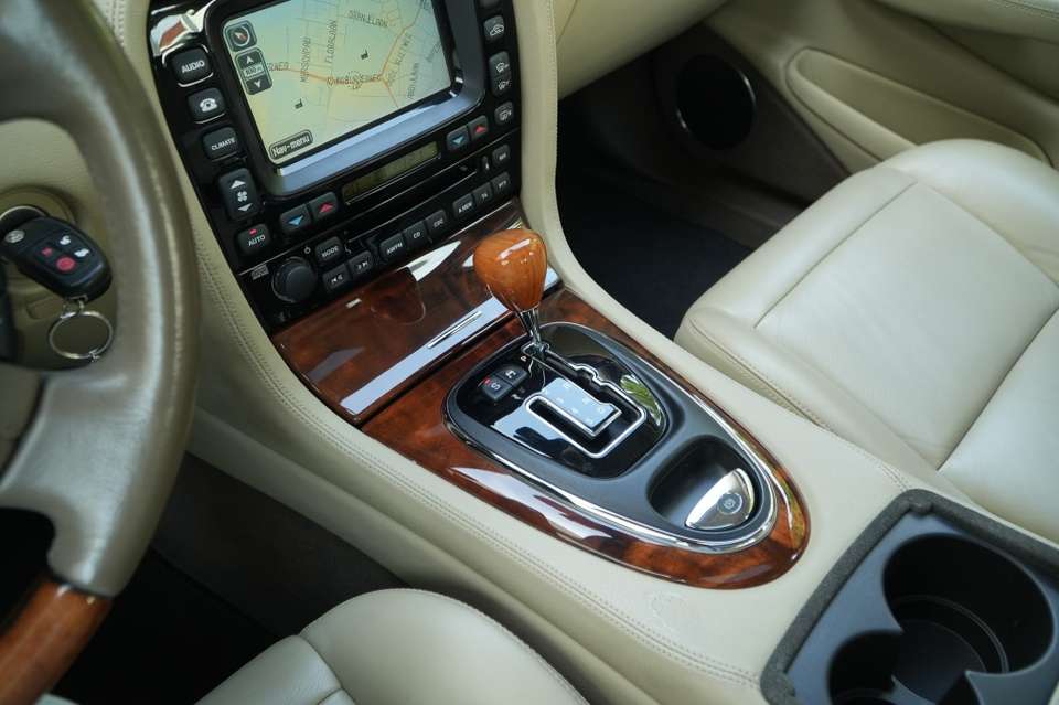Jaguar XJ - Imagem 17