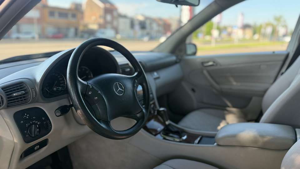 Mercedes-Benz C 230 - Imagem 6