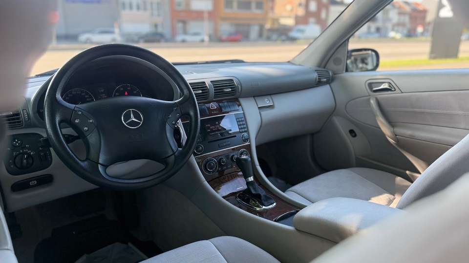 Mercedes-Benz C 230 - Imagem 9