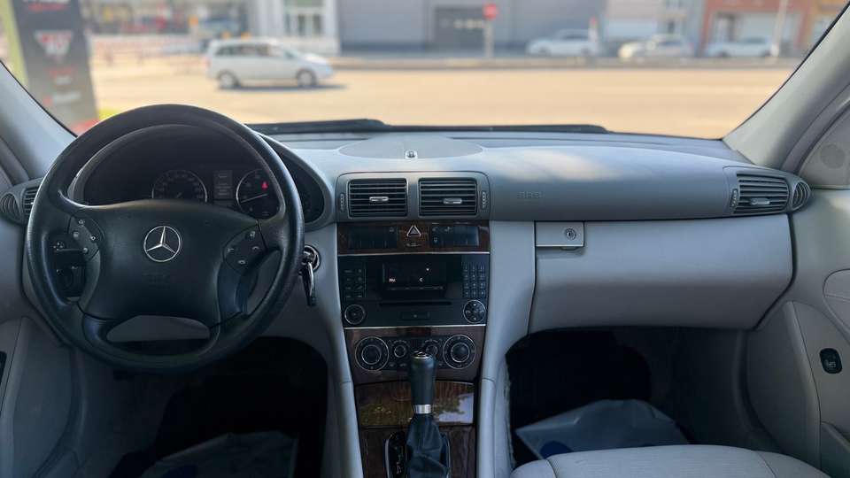 Mercedes-Benz C 230 - Imagem 10