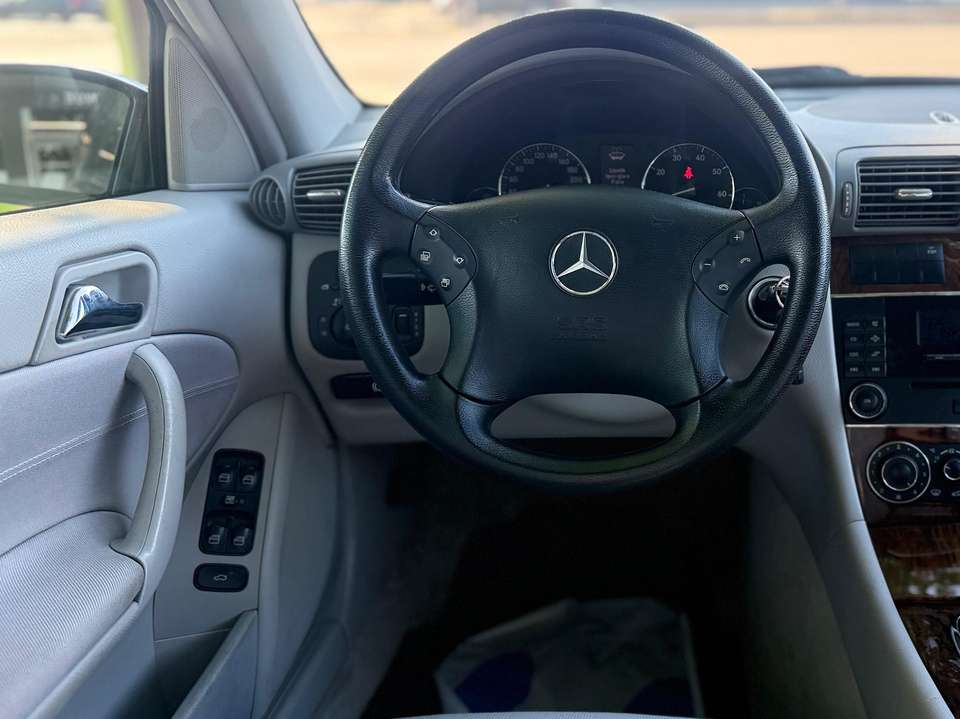 Mercedes-Benz C 230 - Imagem 11