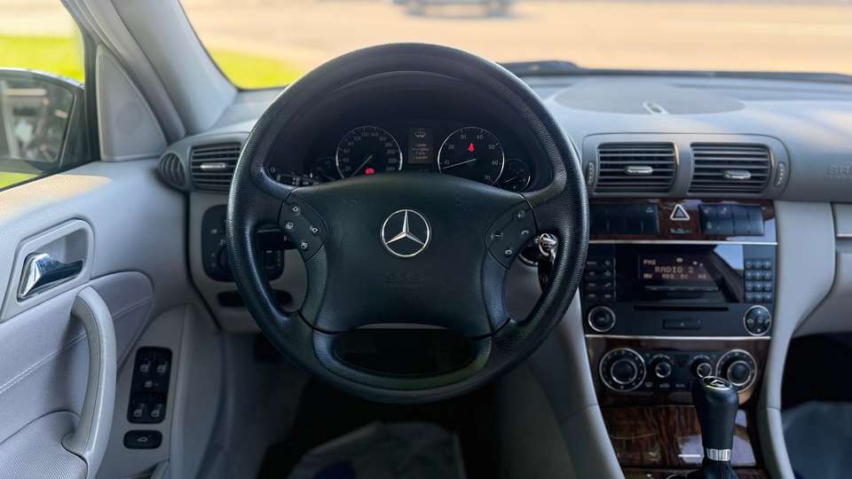 Mercedes-Benz C 230 - Imagem 12