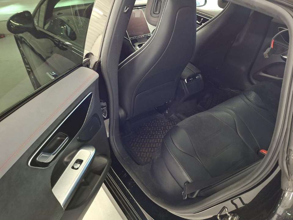 Mercedes-Benz EQE 300 - Imagem 8