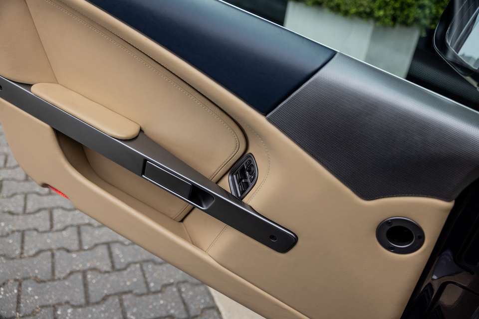Aston Martin DB9 - Imagem 14