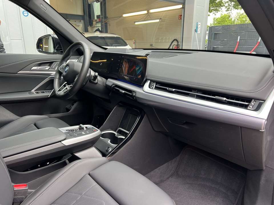 BMW iX1 - Imagem 11