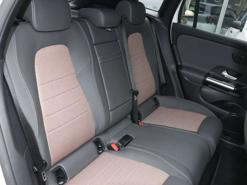 Mercedes-Benz EQA 300 - Imagem 6
